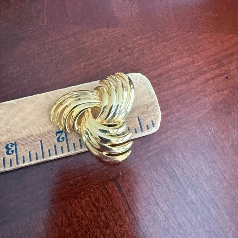 Vintage Gold Tone Brooch